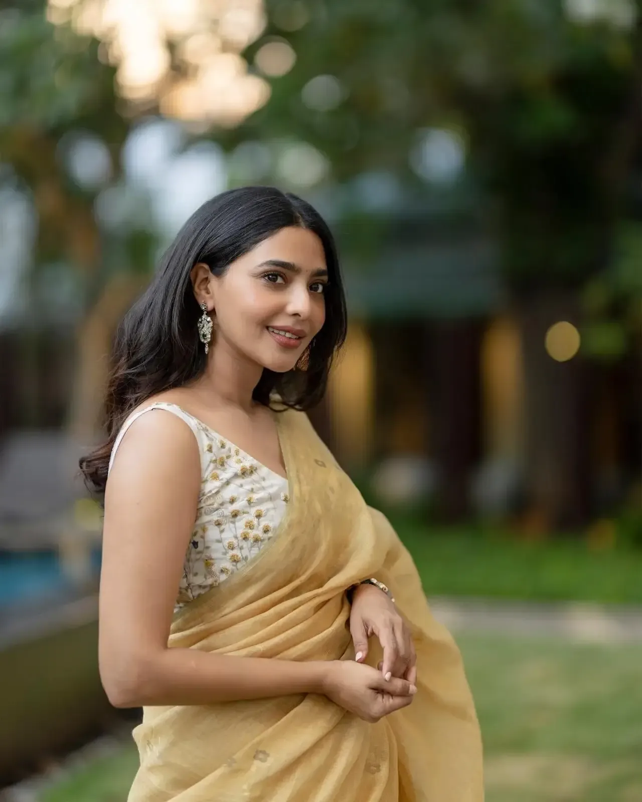 BEAUTIFUL INDIAN ACTRESS AISHWARYA LEKSHMI IN SLEEVELESS YELLOW SAREE 3